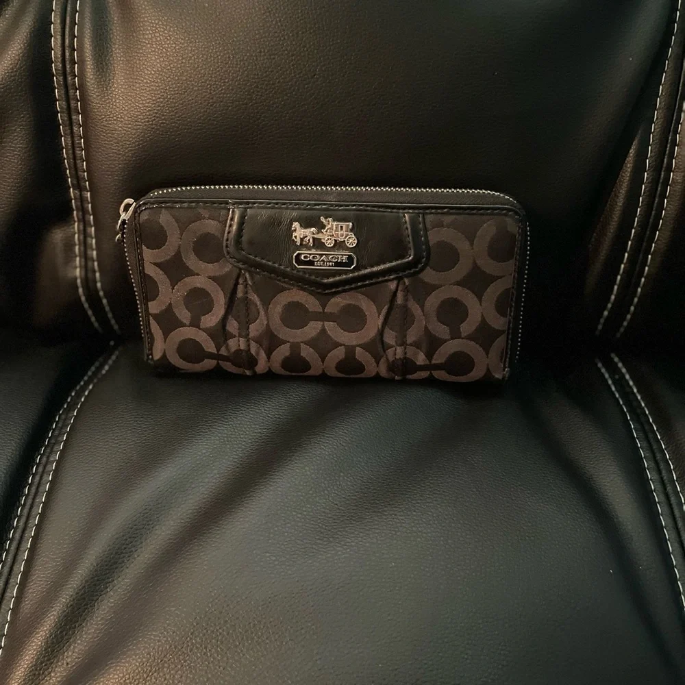 COPY - Coach Zip Wallet without Tags